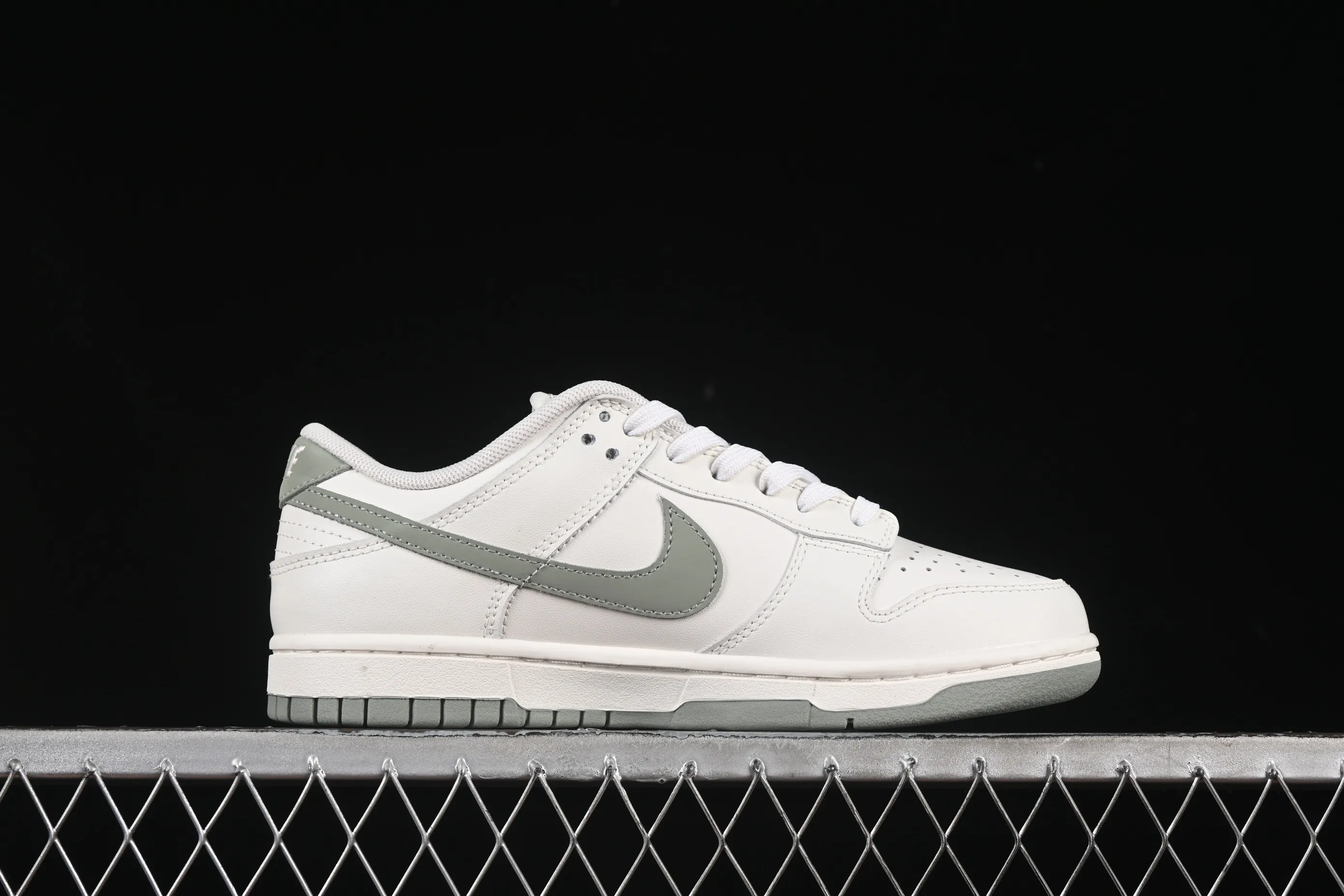 All Categories Nk SB Dunk Series Nk SB Dunk Low Low-top sneakers Nike SB Dunk Low Born Free Anniversary high-end customization Low-top casual sneakers WG0406-021